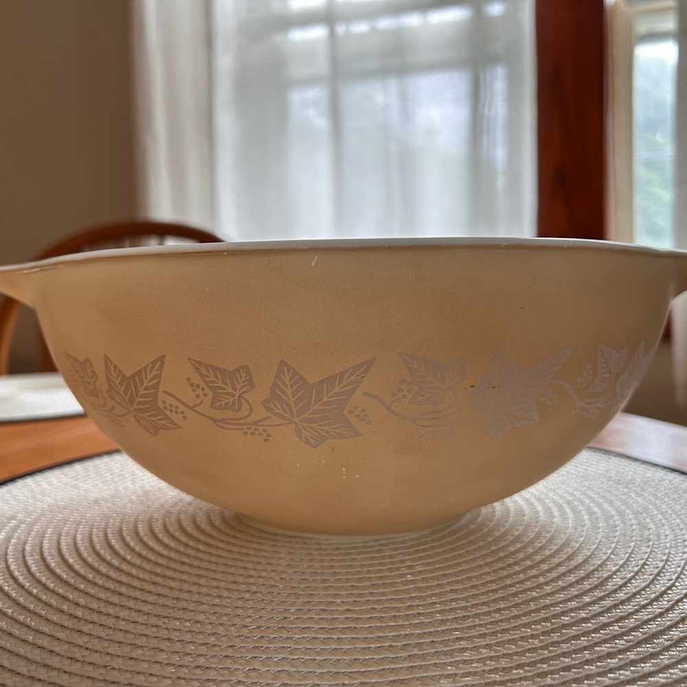 Vintage Pyrex Sandalwood 4 QT Bowl